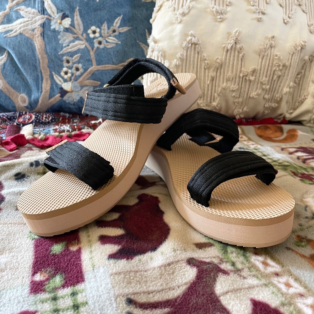 Reef Voyage Lite Seas (never worn) Sandals